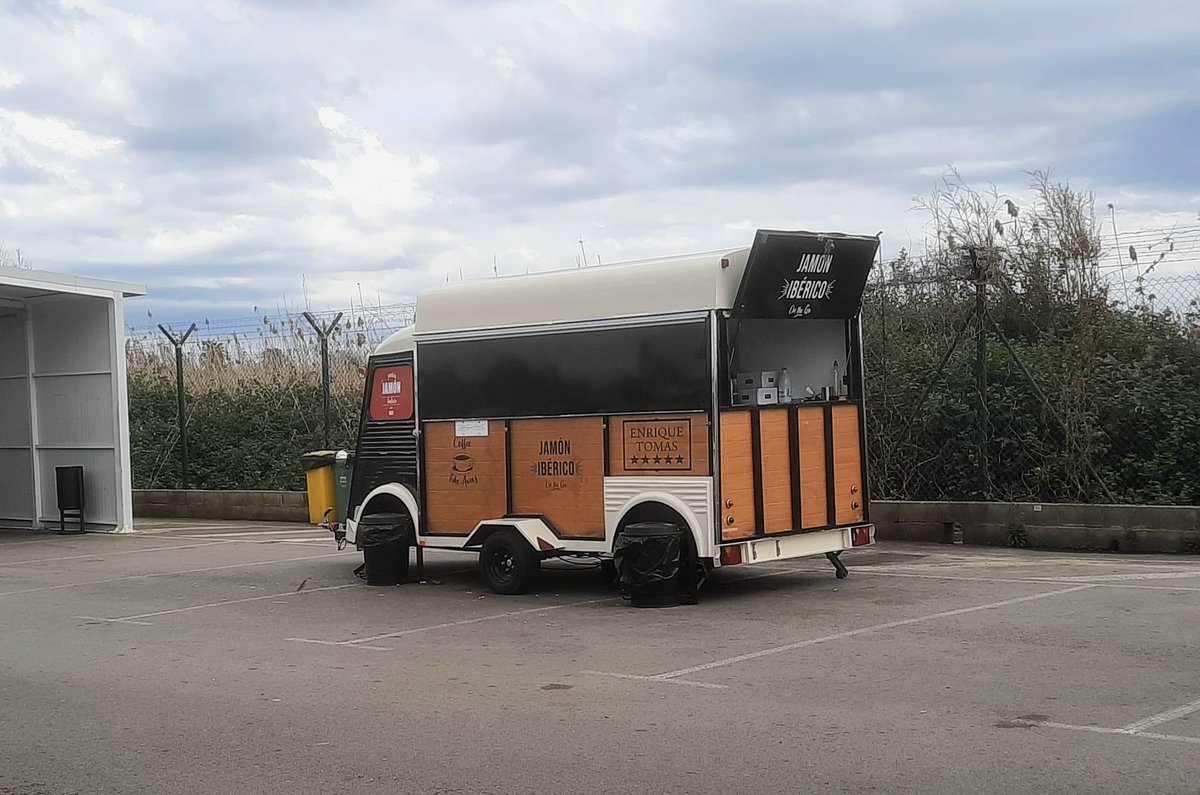taxistandy's tweet photo. No només hem de consolar-nos que a la zona d’espera de taxis de la T1 tot just hi hagi un foodtruck d’entrepans de pernil-xiclet, sinó que a més en plena hora de dinar el cambrer tanca la barraca per endrapar ell primer. Quousque tandem abutere, @aena @enriquetomasr @AMBtaxi??? https://t.co/sYzCFR1v7U