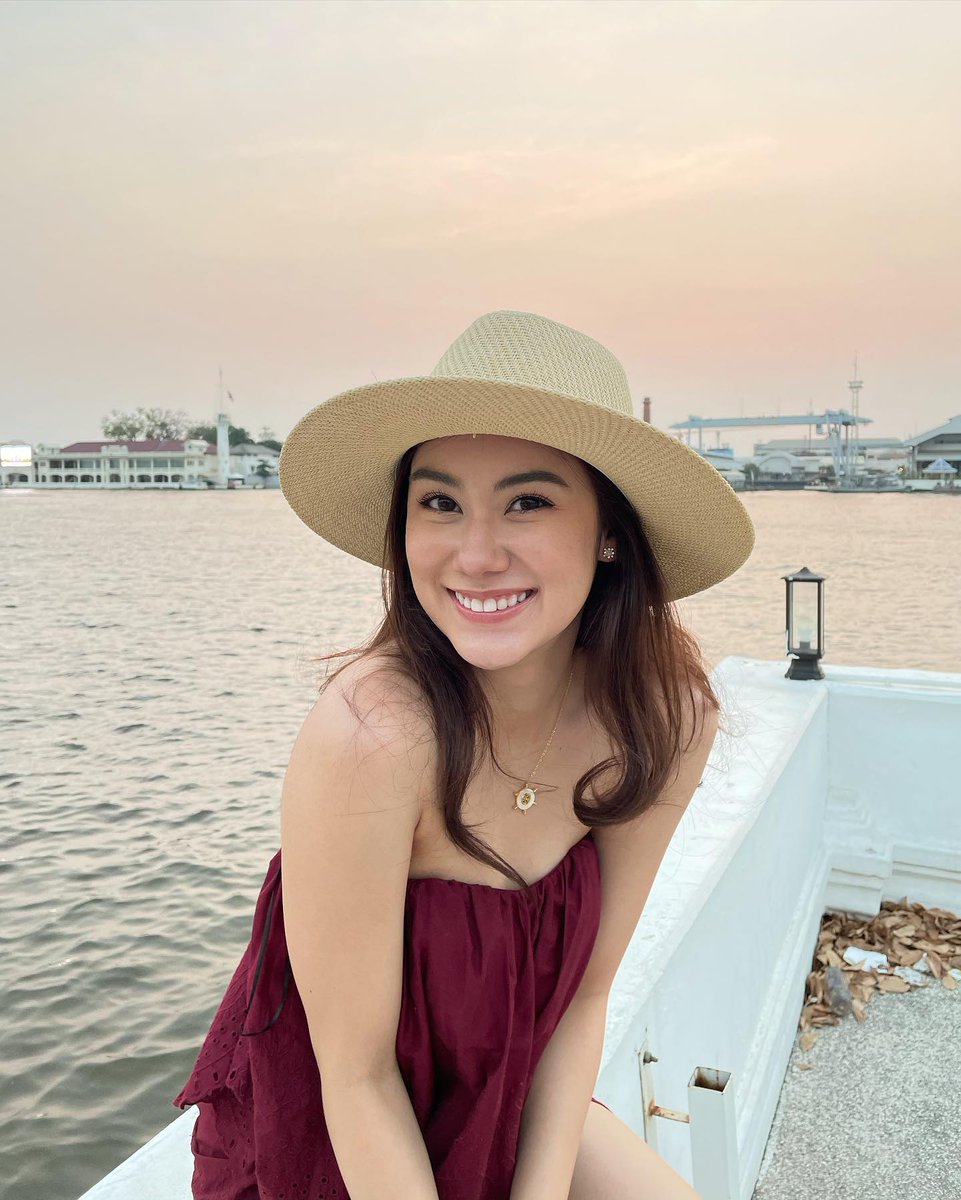 Web676's tweet image. "Chilling seaside vibes, sitting with a hat on, soaking up the coastal serenity on the pier. 🌊👒 #SeasideSerenity #HatChill #PierPerfection"