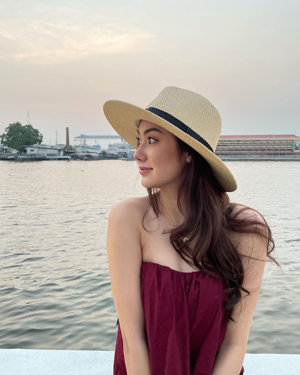 Web676's tweet image. "Chilling seaside vibes, sitting with a hat on, soaking up the coastal serenity on the pier. 🌊👒 #SeasideSerenity #HatChill #PierPerfection"
