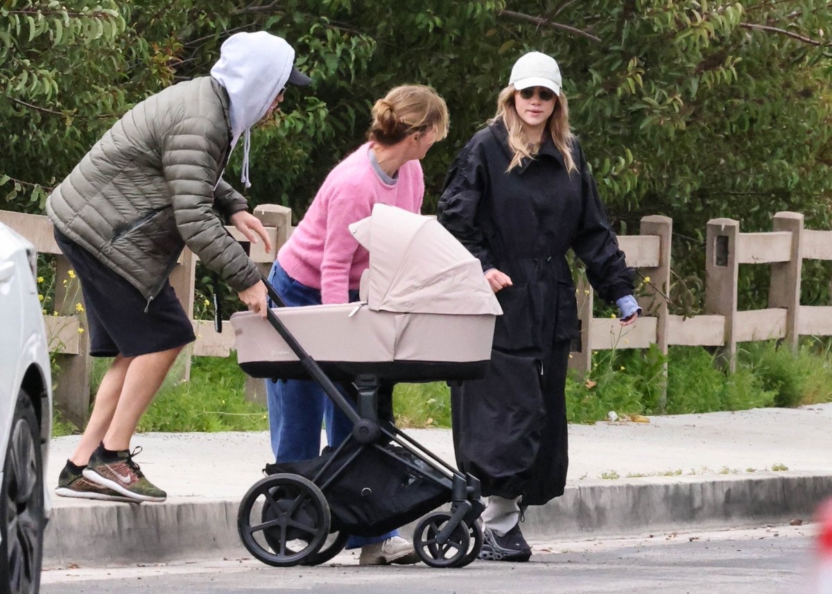 March 24: Robert Pattinson, Suki Waterhouse, Baby Pattinson-Waterhouse and Elizabeth Waterhouse out for a Sunday stroll in Los Angeles pattinson-photos.com/thumbnails.php…