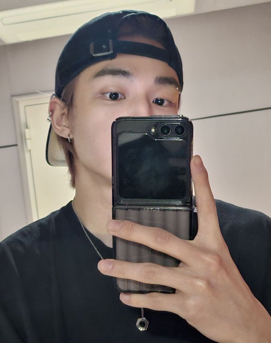 zqhyunin's tweet photo. yo creo que realmente nos quieren decir algo https://t.co/G9J8Ac1P3f