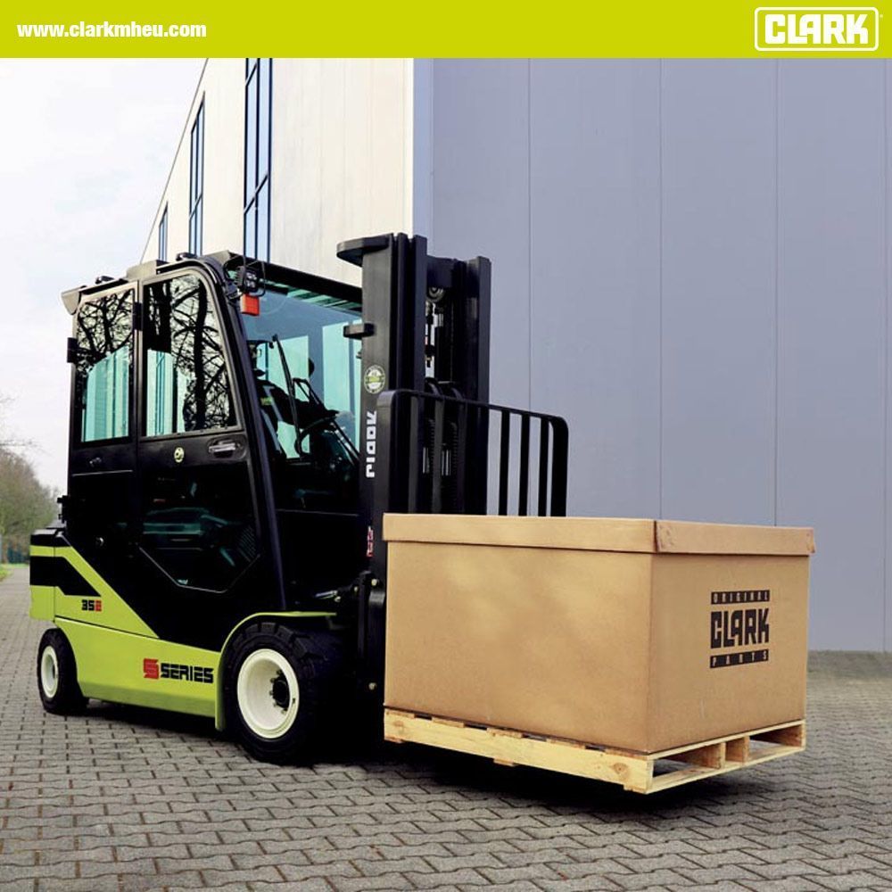 SMART, STRONG, SAFE: The CLARK S-Series Electric The CLARK SE25-35 series with load capacities of 2.5 to 3.5 tonnes is another highly efficient and environmentally friendly alternative to IC engine-powered forklift trucks. Read more: buff.ly/3InYpzM