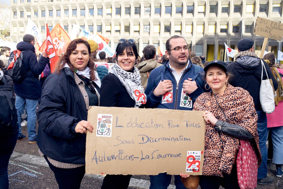 ✊Dimanche 24 mars, des centaines de personnes se sont rassemblées devant la préfecture de Seine-Saint-Denis à Bobigny, à l'appel de la Fédération des parents d'élèves du département (#FCPE 93) et de l'#intersyndicale93, pour réclamer un plan d'urgence pour l'#école 💪