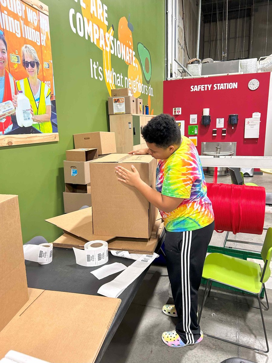 Our Service Learning students work together to learn about and support local organizations and their missions. Students recently enjoyed their “Leaving to Learn” time together at the @ILfoodbank!