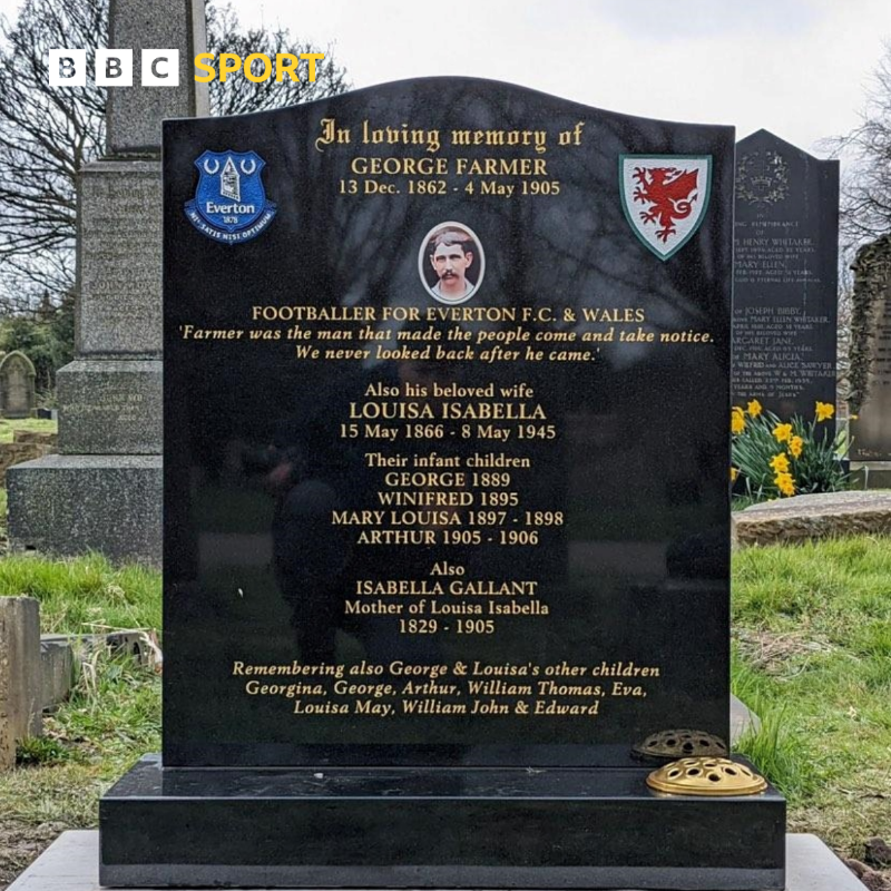 bbcmerseysport's tweet photo. 🔵 George Farmer isn’t a well-known name, but he is the man who started #EFC on the path to where it is

On Saturday, a service was held at Anfield cemetery and a new headstone was placed for the former blue by @EvertonHeritage

And @GiuliaBould was there

🎧 Listen ⤵️