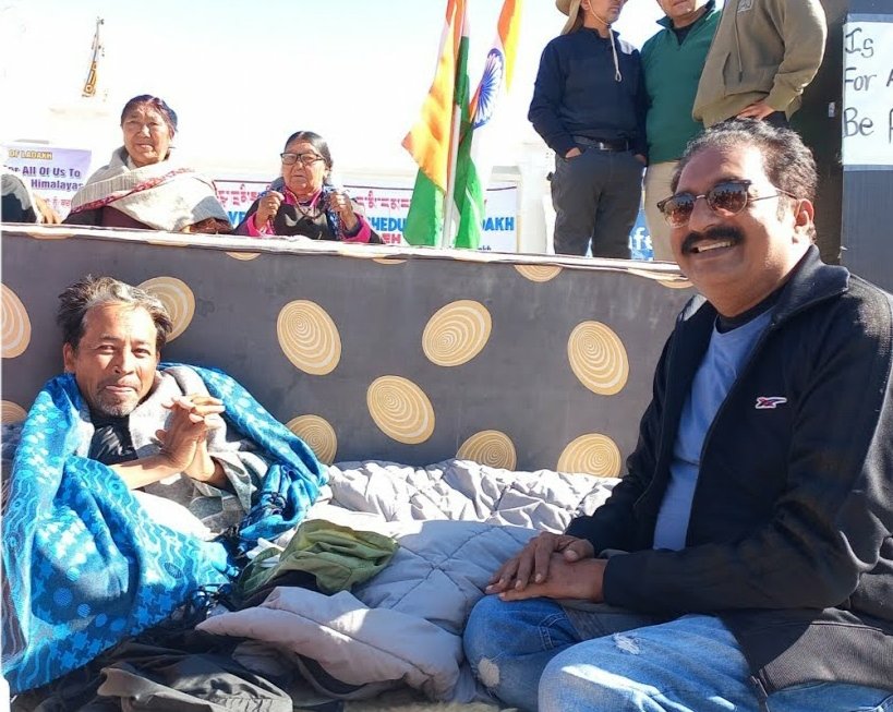 Prakash raj shows spine ,travels all the way to Ladakh to show his support to Sonam Wangchuk who is on a hunger strike for days now. 

Reel life villain, Real life hero <a href="/prakashraaj/">Prakash Raj</a> 👏