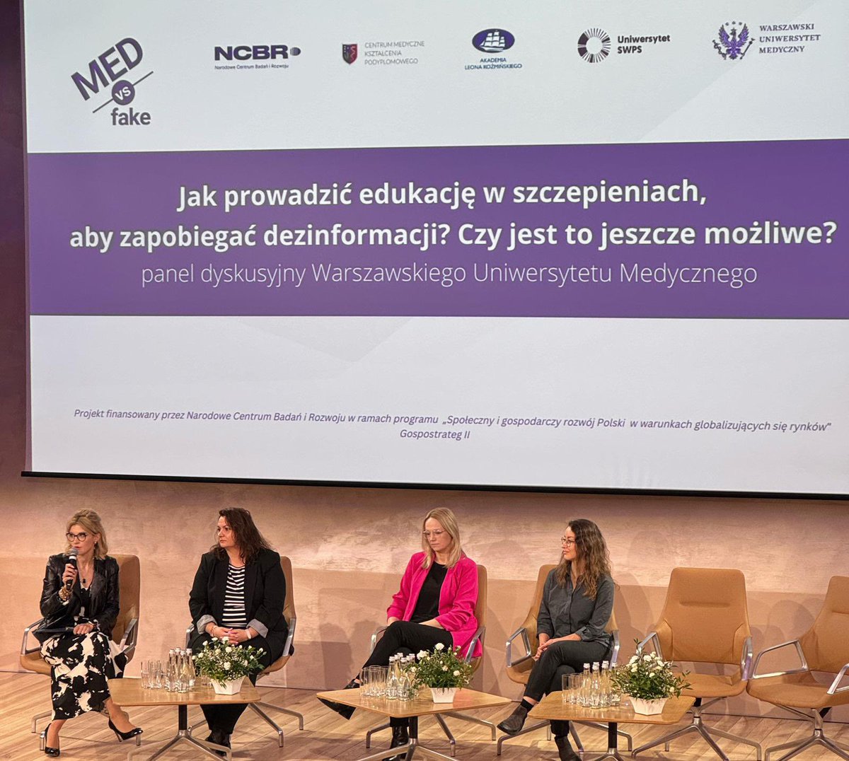MedFakepl's tweet photo. #WUM : Czy da się walczyć z dezinformacją? Popatrzmy ile czasu spędzamy w Internecie, ze smartfonem. Czy mamy pewność, że informacje, które dostajemy są wiarygodne? Podstawą jest wspólna edukacja budująca zaufanie do szczepień -lekarze, nauczyciele, rodzice
@MEN_GOVPL @MZ_GOV_PL https://t.co/GoqSrzk3QK