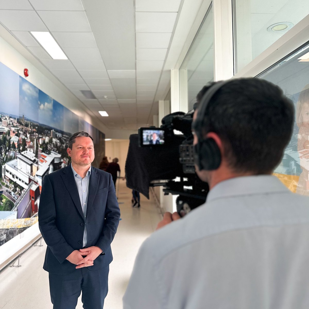 Behind the scenes with our Chief Executive Kevin McNamara at Gloucester Royal Hospital - creating a video to promote a very exciting new role, coming soon 👀 
#ABetterCareerStartsHere #BTS #NHSJobs #BehindTheScenes @gloshospitals