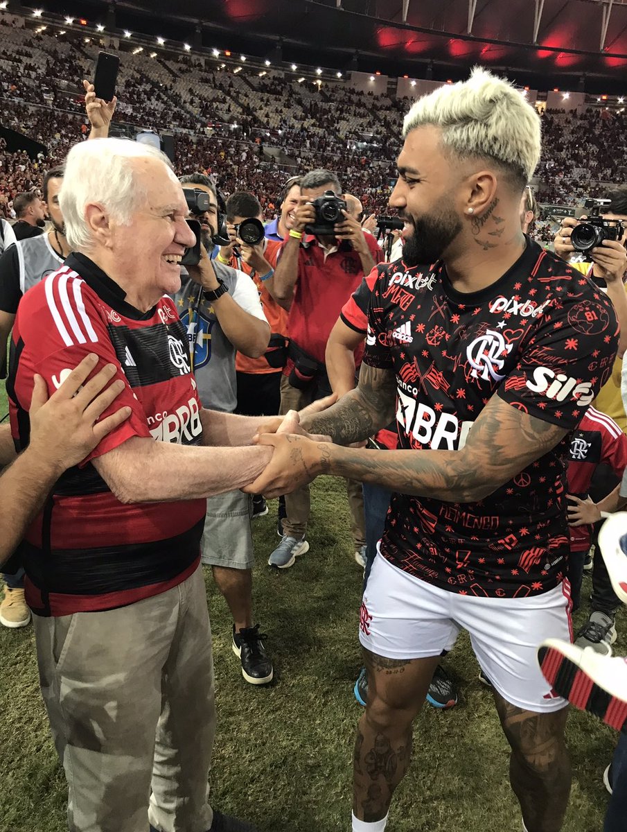 Gabriel, se esse velho, com idade pra ser seu avô, pudesse falar alguma coisa hoje em seu ouvido, diria: “Cuide-se bastante para retornar aos gramados bem e voltar a ser festejado pela torcida rubronegra que sempre estará a seu lado. Você é o camisa 10 da Gávea!”. Abs