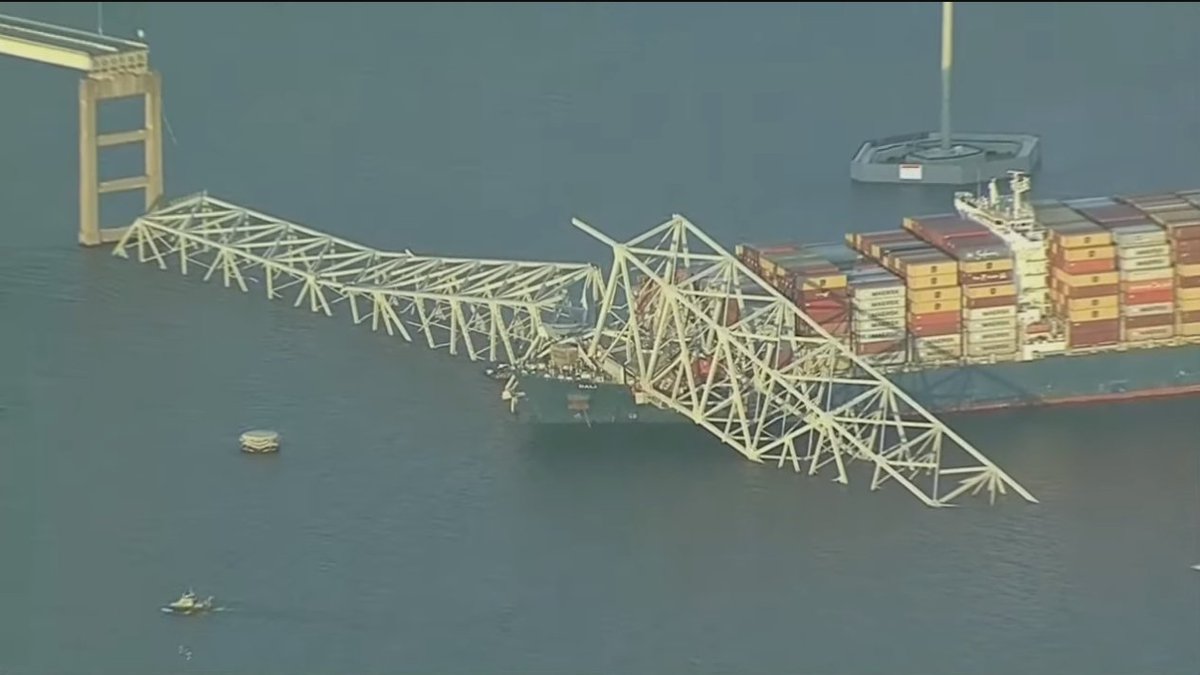 TuiteroSismico's tweet photo. Gran Buque Portacontenedores choca contra puente en Baltimore, Meryland en EEUU. El choque ocasionó que se derrumbase el puente mientras vehículos pasaban sobre él. Hay al menos 7 vehículos desaparcidos #baltimorebridge #Baltimore #bridgecollapse #Buque https://t.co/GTnP0F5Kn2