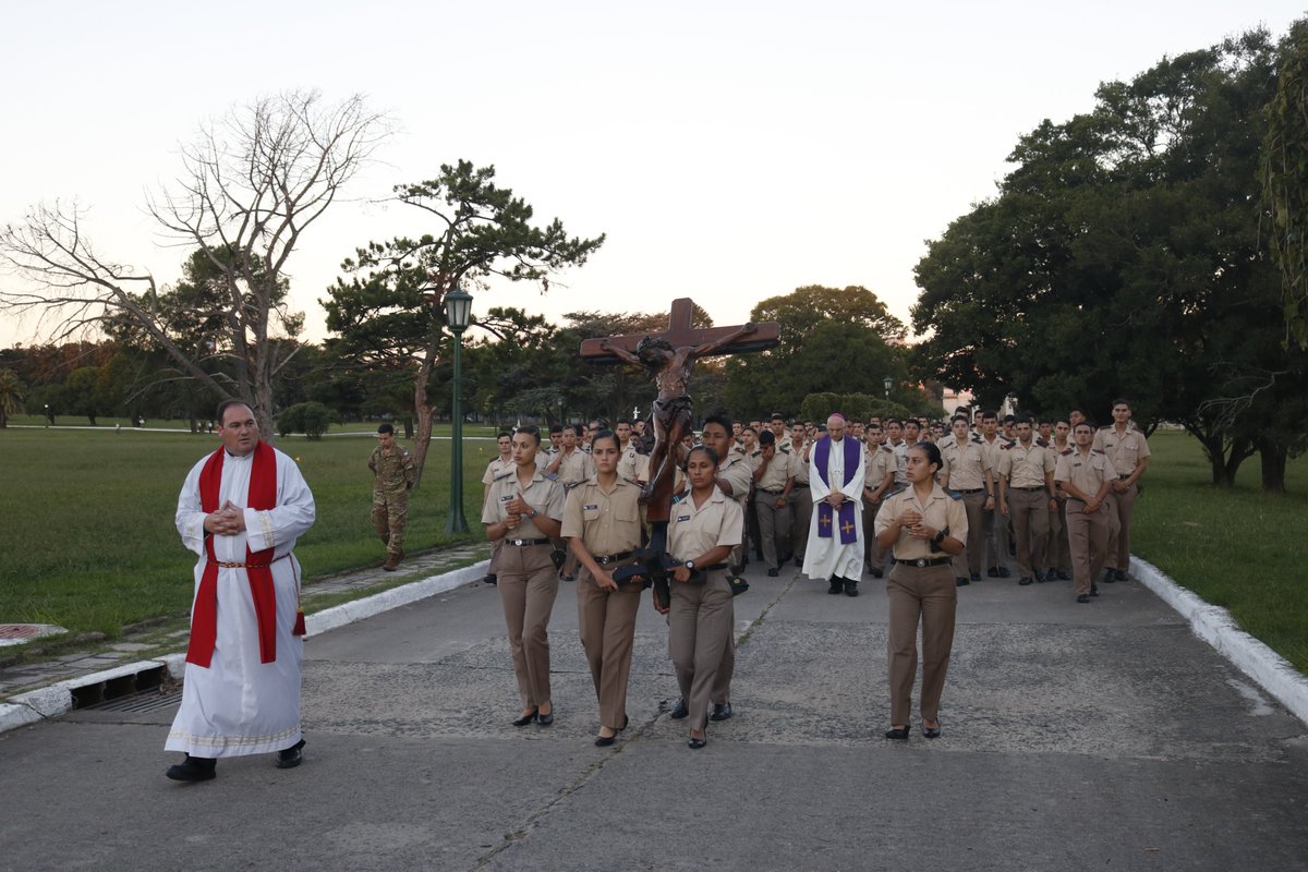 Tradicional Vía Crucis

Iniciando Semana Santa y acompañados por el Obispo Castrense y el Capellán Mayor del Ejército los Oficiales, Suboficiales, Cadetes y Soldados católicos del Instituto transitaron un Vía Crucis, con motivo de prepararse para estas fechas tan importantes.