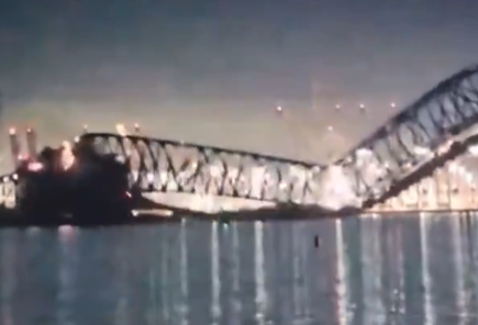 tempoweb's tweet image. Ore frenetiche a #Baltimora dopo il crollo del #ponte. Il sonar "ha rilevato veicoli sott'acqua" 
#26marzo #iltempoquotidiano 
iltempo.it/esteri/2024/03…