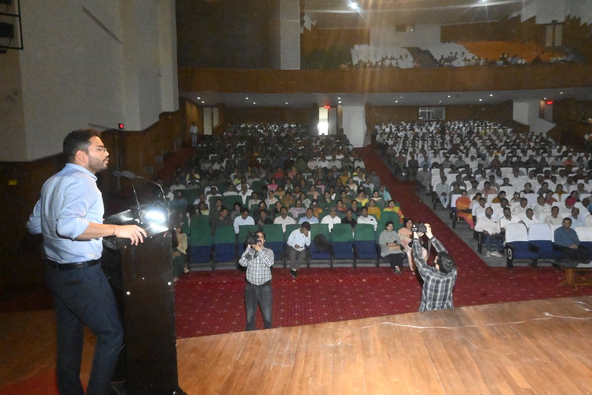 dmjammuofficial's tweet photo. BLOs play a crucial role in electoral process, said DM/ DEO @justcsachin while chairing a session with Booth Level Officers at Gen Zorawar Singh Auditorium.

He also flagged off a SVEEP Van.

@ceo_UTJK @acd_jammu @Thakurss111 https://t.co/mCrCcDJK1X