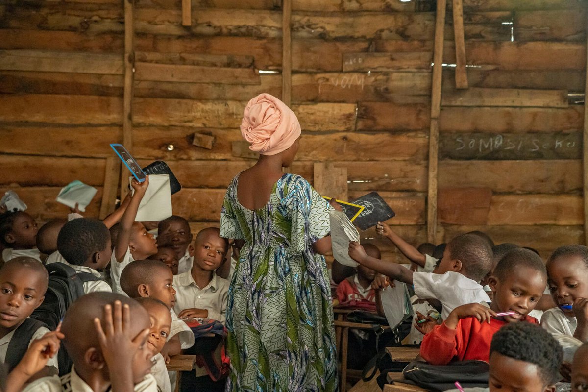 GillesFagninou's tweet photo. Après la vie dans un groupe armé, il est possible de retrouver une vie normale.

Mavala a été recrutée de force par un groupe armé en RD Congo à l'âge de 15 ans. Dix ans plus tard, elle est aujourd'hui enseignante et un modèle pour ses élèves.

#PourChaqueEnfant la protection. https://t.co/byFTqD2AUs