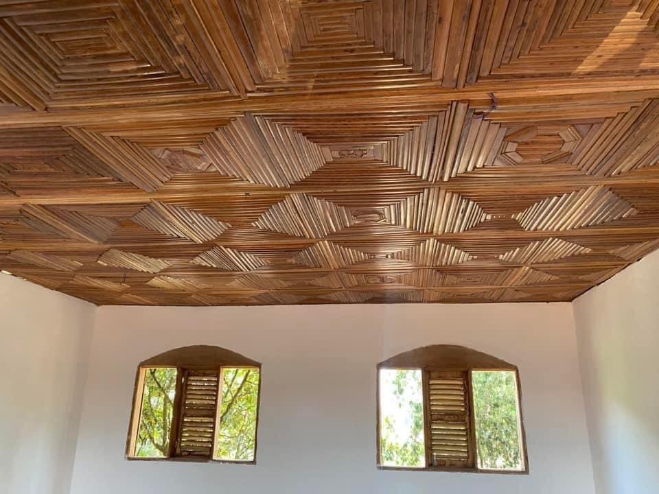 Ce papa, Maître Djoumessi Daniel, artiste du bambou,  actuellement en résidence de travail à la Chefferie Tsingbeu dans Bafou

vous prie 🙏 de rendre son travail viral sur les réseaux sociaux. 

Apprécions la finesse de son art 😻