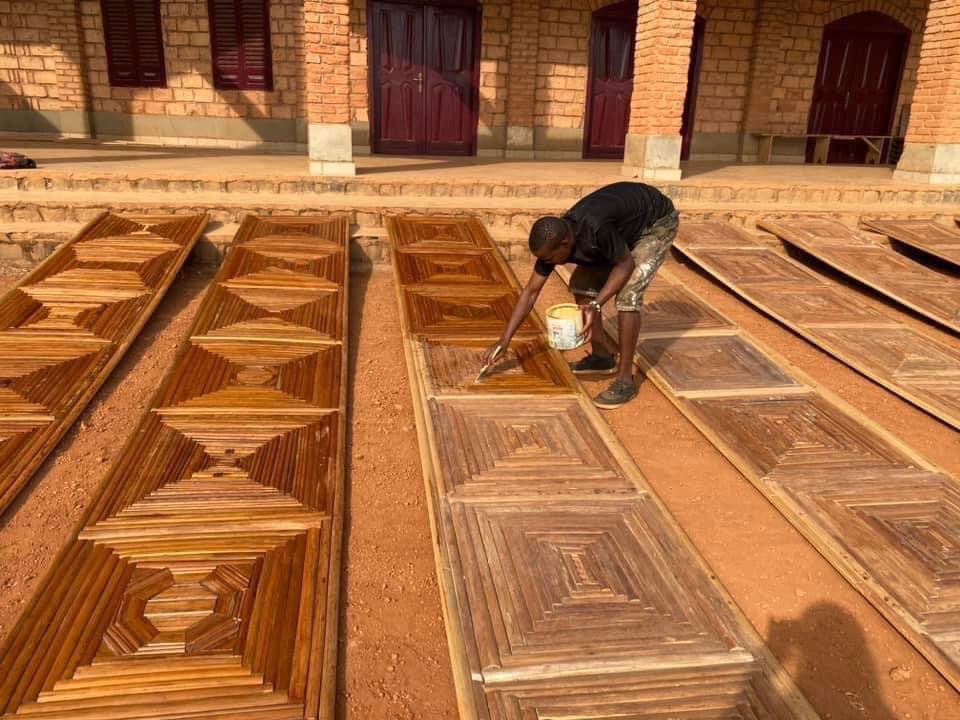 PatrickOvono's tweet photo. Ce papa, Maître Djoumessi Daniel, artiste du bambou,  actuellement en résidence de travail à la Chefferie Tsingbeu dans Bafou

vous prie 🙏 de rendre son travail viral sur les réseaux sociaux. 

Apprécions la finesse de son art 😻 https://t.co/RwWwmsLyJE
