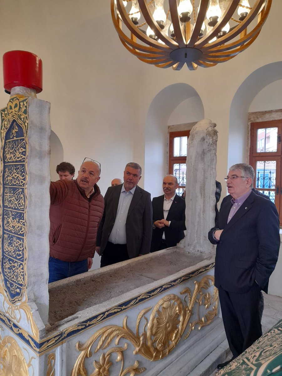 Hattat Mustafa Râkım Efendi (1758-1826), vefatının 198. sene-i devriyesi münasebetiyle Fatih Karagümrük'te bulunan türbesinde Kur'an tilaveti ve dualarla yâd edildi. unyeliler.com/detail.php?Rou…