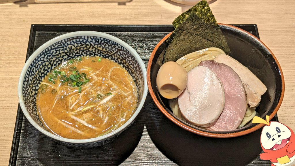 zenzenzenkichi's tweet image. 今日のゆうめし😋
新小岩の有名店に行ってきました。
鶏白湯ベースに魚介、甲殻類を加えた濃厚なつけ汁&パツパツの太麺! うますぎて並盛だと麺が少なく感じるくらい、ペロッと食べれちゃう。もっとくれ🫠
最後はスープ割りで完まく!
#飯テロ
#特製濃厚魚介つけ麺
#麺屋一燈
#ポケGOラーメン部