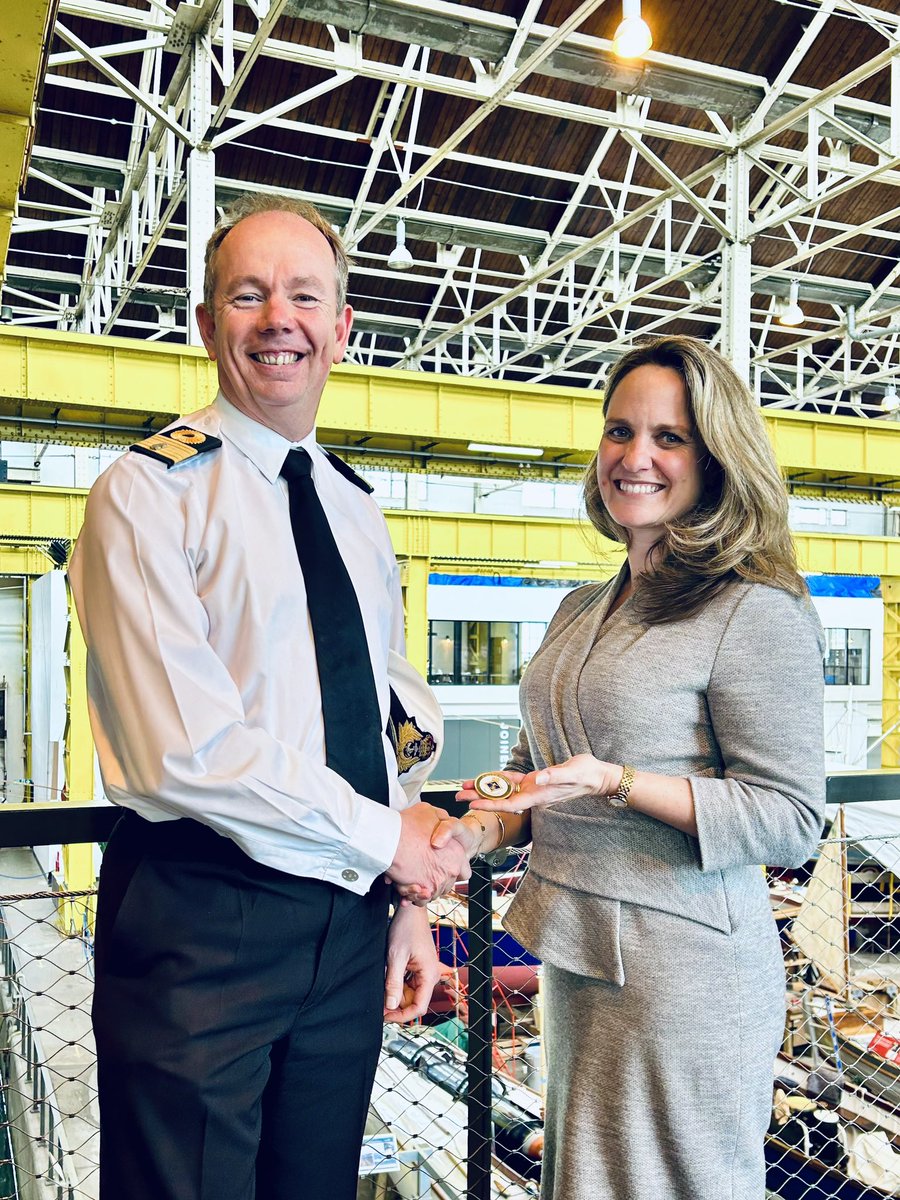 Deeply honoured to have been presented with the Naval Base Commander’s Challenge Coin today @BoatHouse_4 in recognition of an outstanding relationship between PNBPT and Portsmouth Naval Base. Thanks @CdreJohnVoyce!