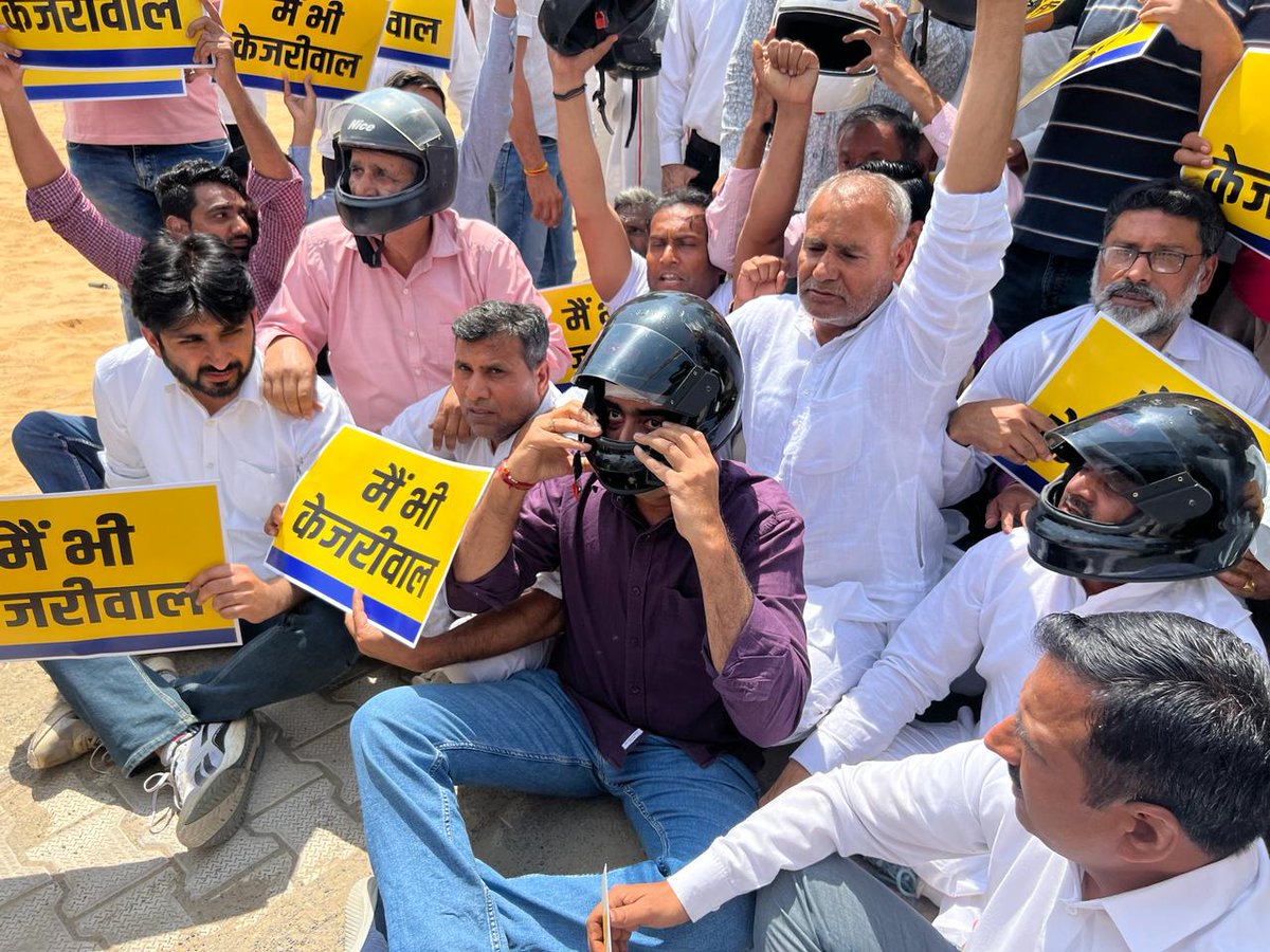 anuragdhanda's tweet image. हरियाणा के सभी शहरों में बीजेपी दफ्तरों पर अरविंद केजरीवाल जी की गिरफ्तारी के विरोध में प्रदर्शन किया।

आज हेलमेट पहन कर गये थे क्योंकि तानाशाह सरकार शांतिपूर्ण प्रदर्शन पर भी लाठियां चलवाती है।
#IStandWithKejriwal