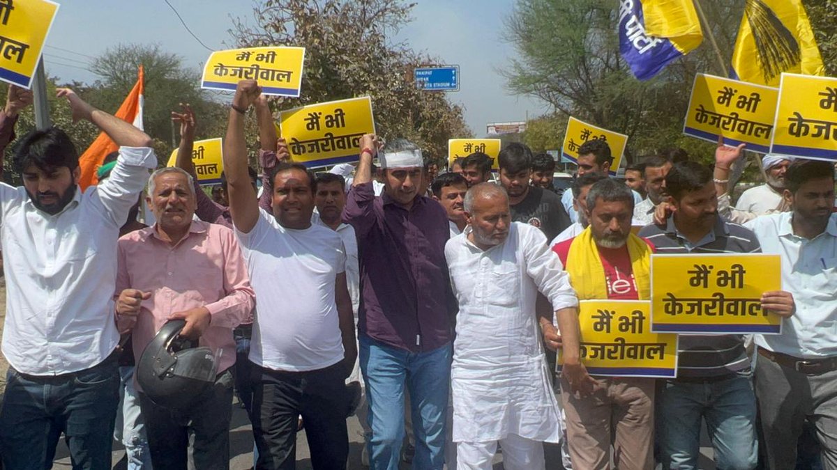 anuragdhanda's tweet image. हरियाणा के सभी शहरों में बीजेपी दफ्तरों पर अरविंद केजरीवाल जी की गिरफ्तारी के विरोध में प्रदर्शन किया।

आज हेलमेट पहन कर गये थे क्योंकि तानाशाह सरकार शांतिपूर्ण प्रदर्शन पर भी लाठियां चलवाती है।
#IStandWithKejriwal