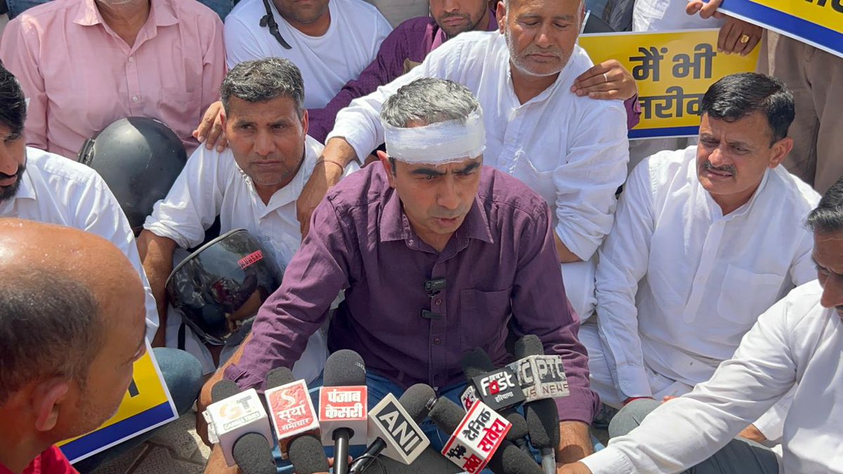 anuragdhanda's tweet image. हरियाणा के सभी शहरों में बीजेपी दफ्तरों पर अरविंद केजरीवाल जी की गिरफ्तारी के विरोध में प्रदर्शन किया।

आज हेलमेट पहन कर गये थे क्योंकि तानाशाह सरकार शांतिपूर्ण प्रदर्शन पर भी लाठियां चलवाती है।
#IStandWithKejriwal