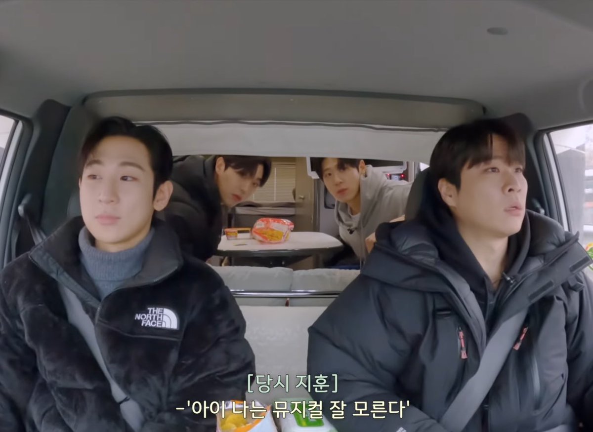 그… 뒤에 강아지랑 고양이는 키우시는 애들인가요…?