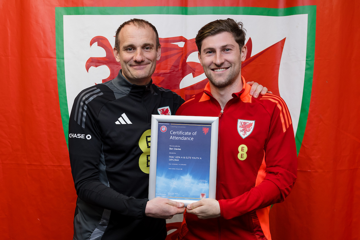 🏴󠁧󠁢󠁷󠁬󠁳󠁿 Congratulations to Cymru defender @Ben_Davies33 on completing his UEFA A Licence with @FAWCoachEd! 📖 Find out how you can start your own coaching journey at: fawcourses.com