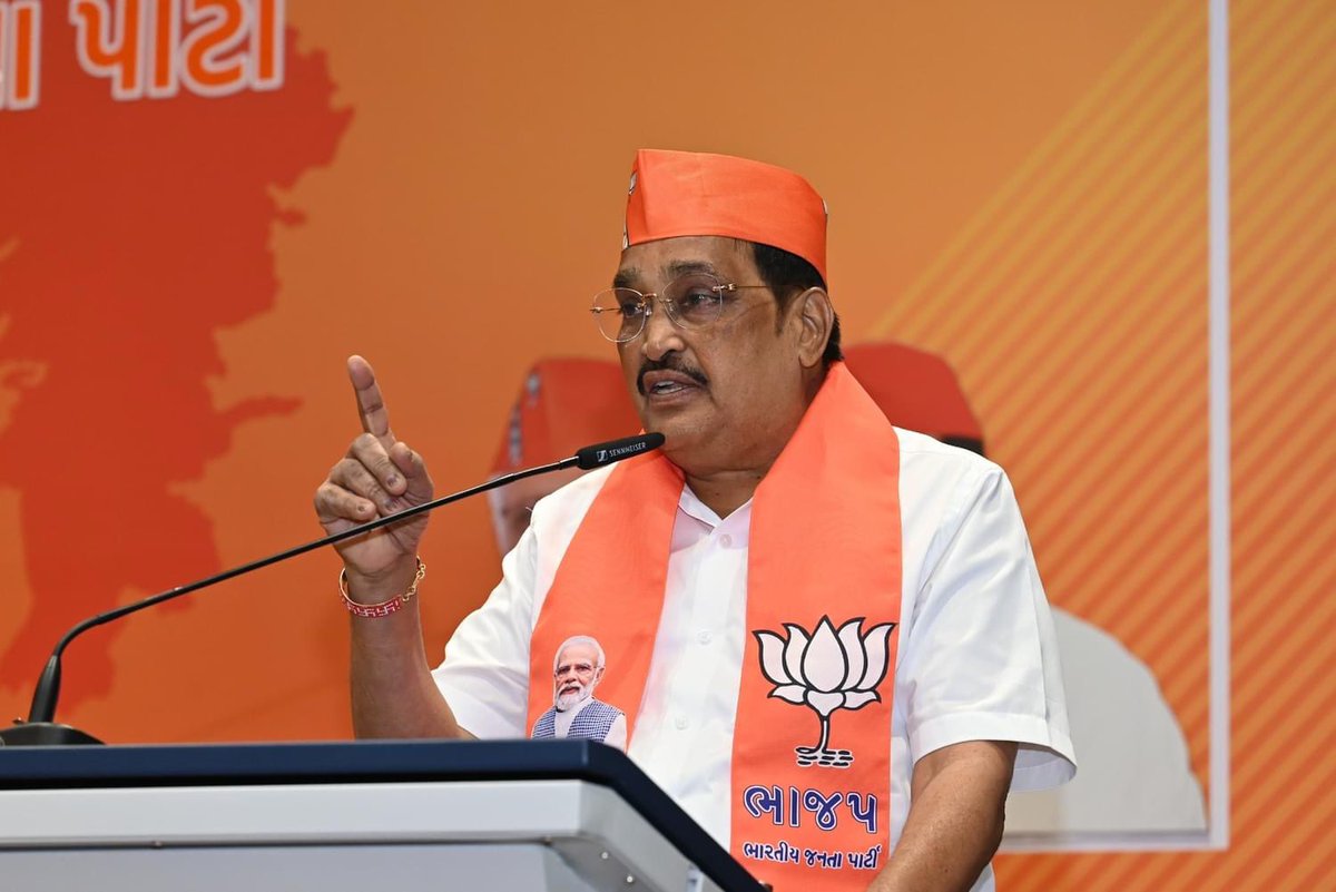 CRPaatil's tweet photo. લોકસભા ચૂંટણી 2024 અંતર્ગત આજે પ્રદેશ કાર્યાલય 'શ્રી કમલમ્' ખાતે જિલ્લા પ્રમુખશ્રીઓ, પ્રભારીશ્રીઓ અને ધારાસભ્યશ્રીઓની વિશેષ બેઠક યોજાઈ, આ બેઠકમાં જરૂરી માર્ગદર્શન પાઠવ્યું અને લોકસભાની આ ચૂંટણીમાં ગુજરાત રેકોર્ડ બ્રેક કરી દરેક બેઠક પર પાંચ લાખથી વધુની લીડ મેળવે એ માટે આહવાન કર્યું. 

#ભરોસાની_ભાજપ_સરકાર
#ModiKaParivar
#PhirEkBaarModiSarkar
#ModiHaiToMumkinHai
#AbkiBaar400Paar
