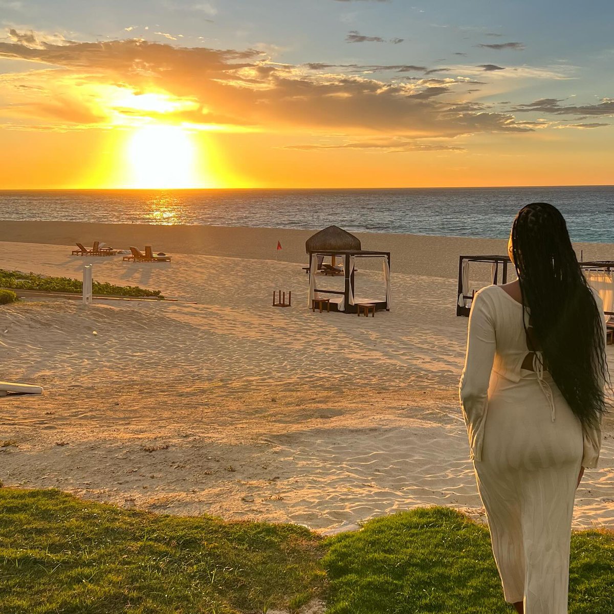 Let the sand beneath your feet and the ocean's rhythm inspire you at #ZoëtryCasadelMar. 
Connect with the moment, embracing seaside serenity with each reflective intention. spr.ly/6013kaAmb

📷 : @angellaagrace