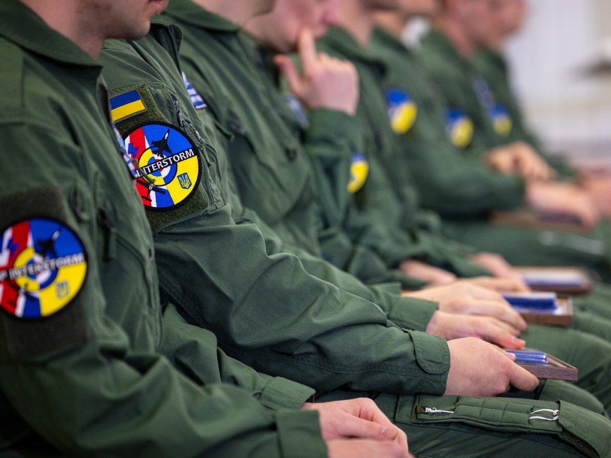 Ukrainian pilots graduated from @RoyalAirForce flight training last week. The cohort will now move to advanced flying training provided by the French Air Force, before learning to fly F-16 fighter jets. 🇬🇧🇺🇦