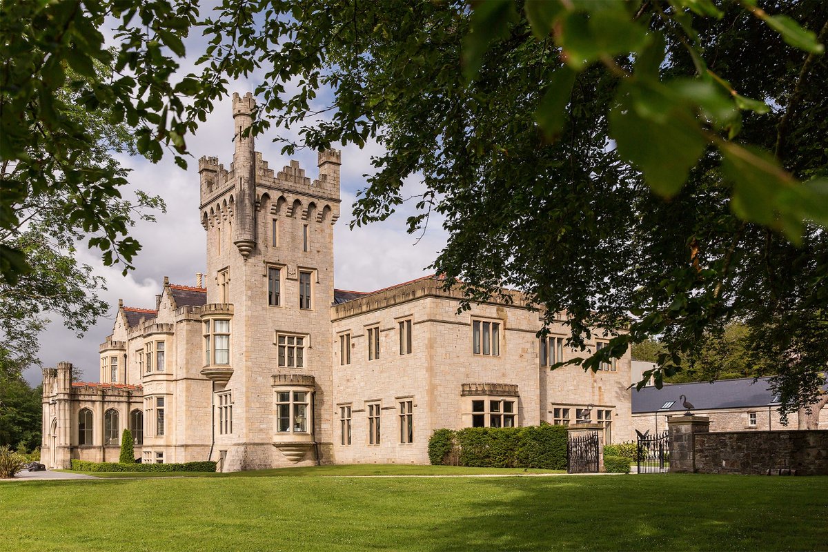 Lough Eske Castle concierge gets the golden keys🗝️ The concierge at Lough Eske Castle hotel has been awarded membership of the prestigious Les Clefs d'Or (Golden Keys) association of concierges.👏 📍 ow.ly/IZXG50R1X1o