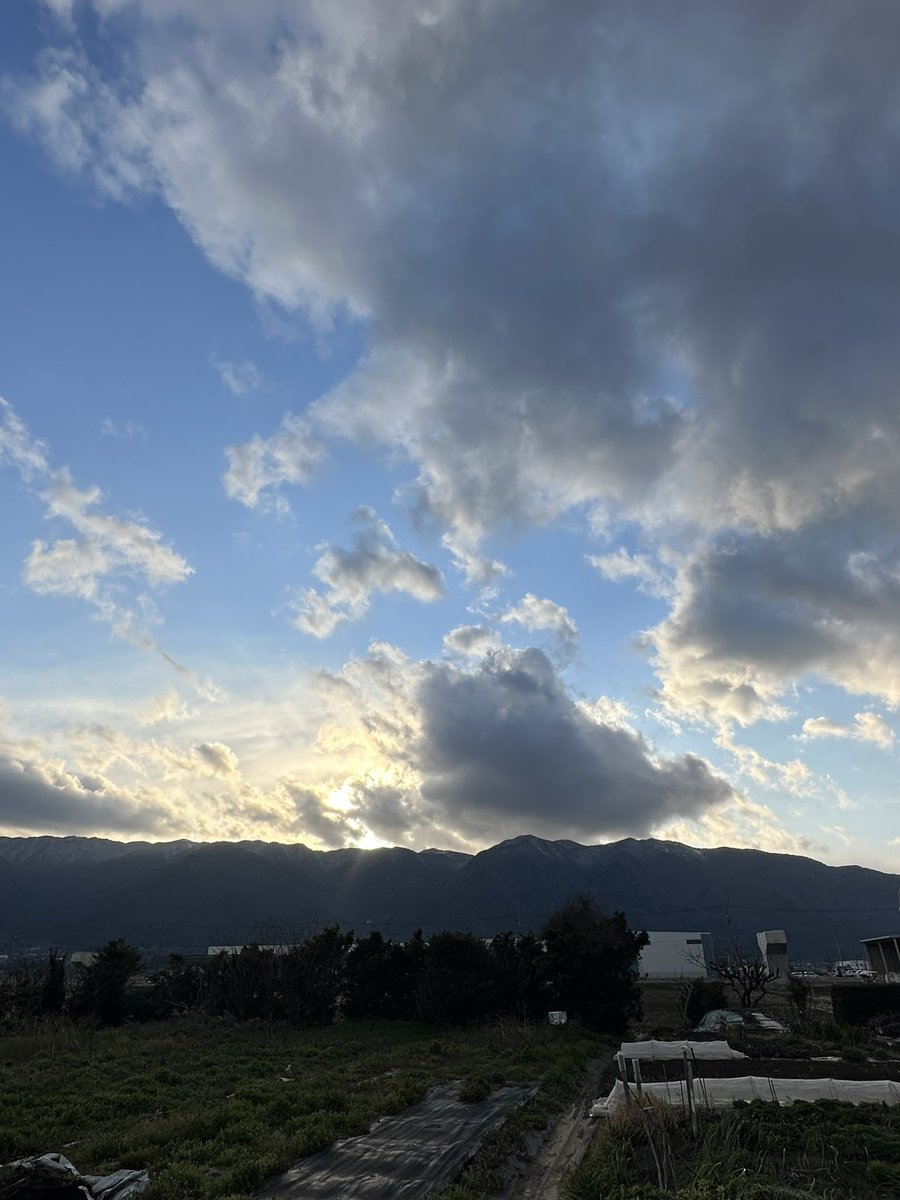 sepiagreen3's tweet photo. 何か言われたから
何かされたから人に苛立つのではない

その苛立つ気持ちは
どこから来る？

伝えきれなかった
おざなりにしてた
後回しにしてた
言葉足らずだった
忙しすぎて気が回らなかった

全部自分の言動が起こ��た事
思い通りにならなかったことに苛立ってるだけ
人のせいにしないことが大事 https://t.co/gCTVmM8cuS