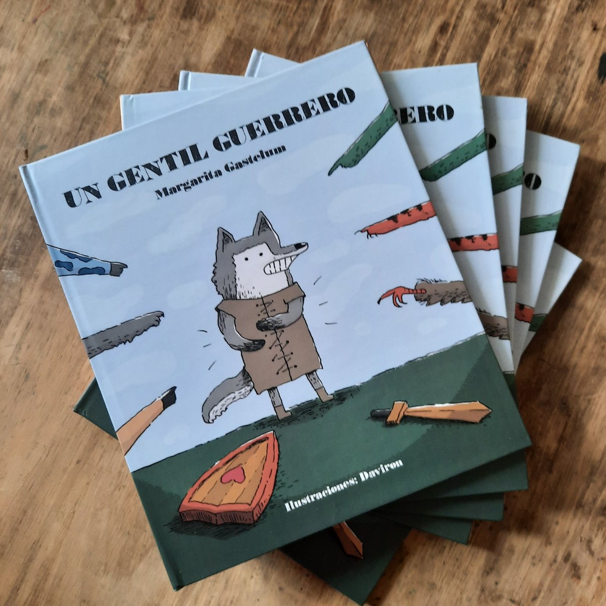 ¡Fin de la espera! ¡Ya se publicó "Un gentil guerrero" en México y Panamá!
Me llegaron unos ejemplares recién.😀
Hay mucha energía detrás de un libro. Cuando llega a las manos y encima queda súper, los sentimientos lindos son multiplicados y elevados.