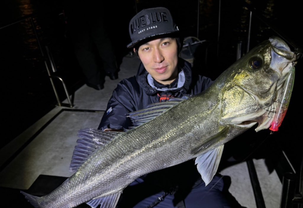 kixxxxyooh's tweet photo. #BlueBlue
#DAIWA
#HENNIHARU77M
#23AIRITY
#ブループラネット
#ボートシーバス
#シーバス
今回は深夜便。
牡蠣瀬についたシーバスを狙うも、中々反応せず、明暗付きへシフトしトータル8ヒット6キャッチ。 https://t.co/bXOsDZxGi8