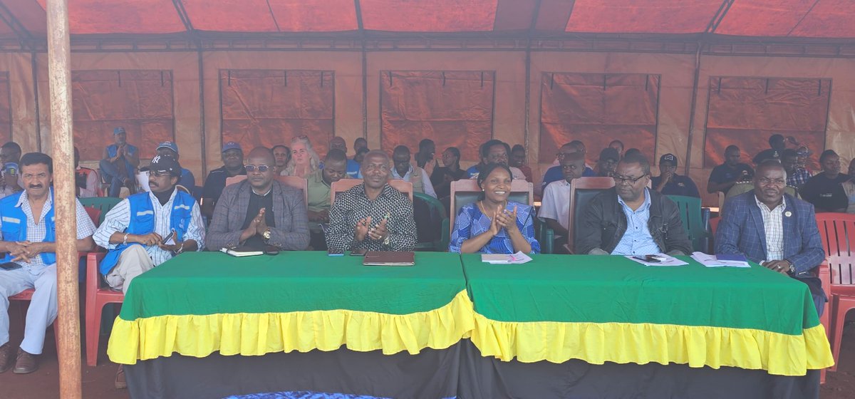 📢#HappeningNow mass meeting with Burundian refugees in Nyarugusu camp on promotion of voluntary repatriation. UNHCR with Regional Commissioner, Zonal Coordinator & other key 🇹🇿 Govt. officials share information on: ✅Services in 🇧🇮 ✅Return package ✅Registering & voluntariness
