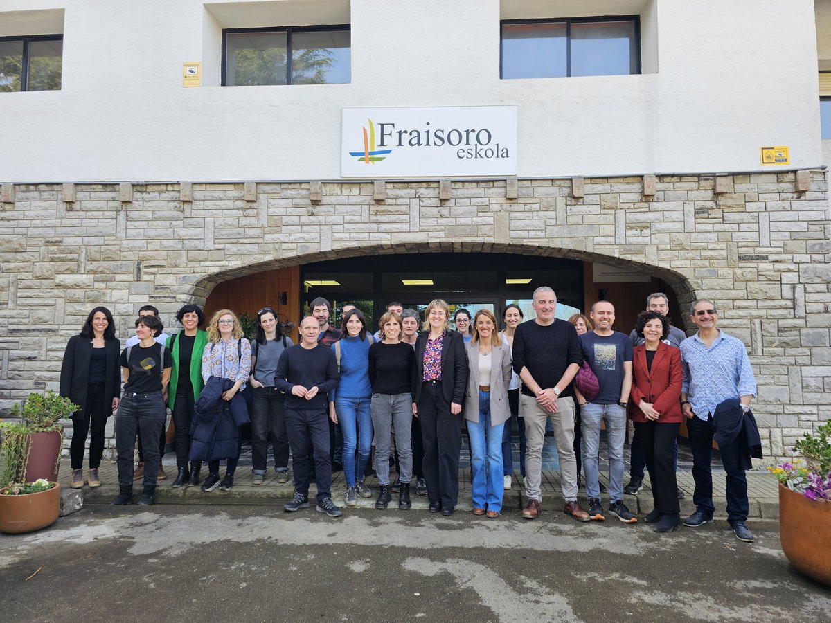 Qué fácil es sonreír y disfrutar del trabajo cuando tienes un gran equipo.
Ongi pasa oporrak eta zorionak denori.