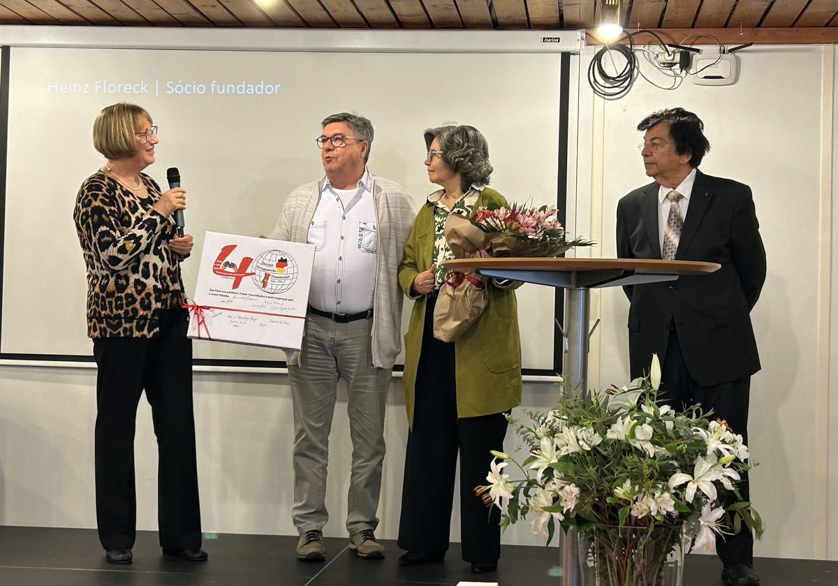 Direção Aliança Evangélica Portuguesa (@direcaoaep) on Twitter photo Estamos na celebração dos 40 anos da Associação de Beneficência Luso-Alemã (ABLA), um importante trabalho evangélico em Portugal. A AEP está representada por Timóteo Cavaco e Miriam Mateus da Direção bem como o secretário-geral <a href="/JosuePonte/">Josué da Ponte</a> Estamos na celebração dos 40 anos da Associação de Beneficência Luso-Alemã (ABLA), um importante trabalho evangélico em Portugal. A AEP está representada por Timóteo Cavaco e Miriam Mateus da Direção bem como o secretário-geral <a href="/JosuePonte/">Josué da Ponte</a>
