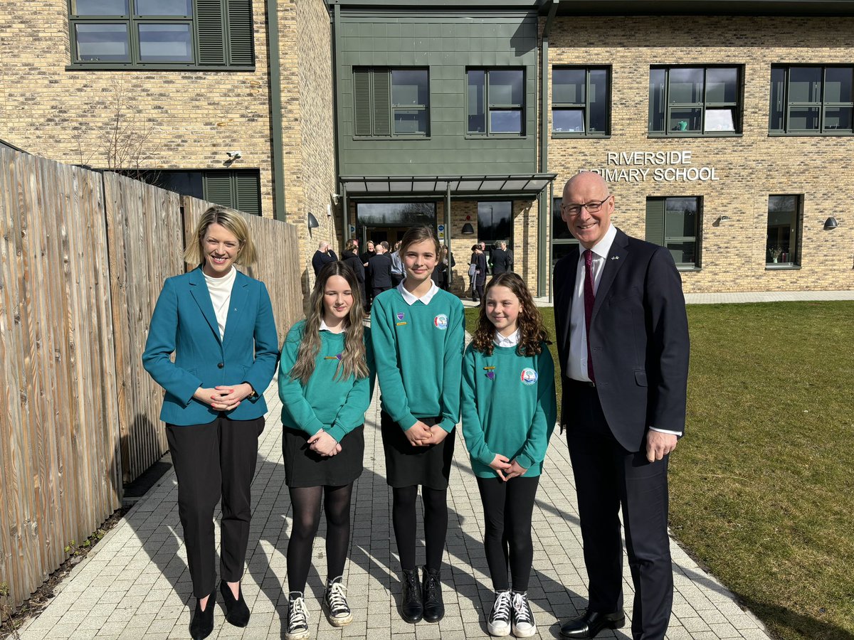 Delighted to open the new @Riverside_Perth with @JennyGilruth. First school built to Passivhaus standards in Scotland - an outstanding investment in the education of children in Muirton/North Muirton @ScotGovEdu @PerthandKinross