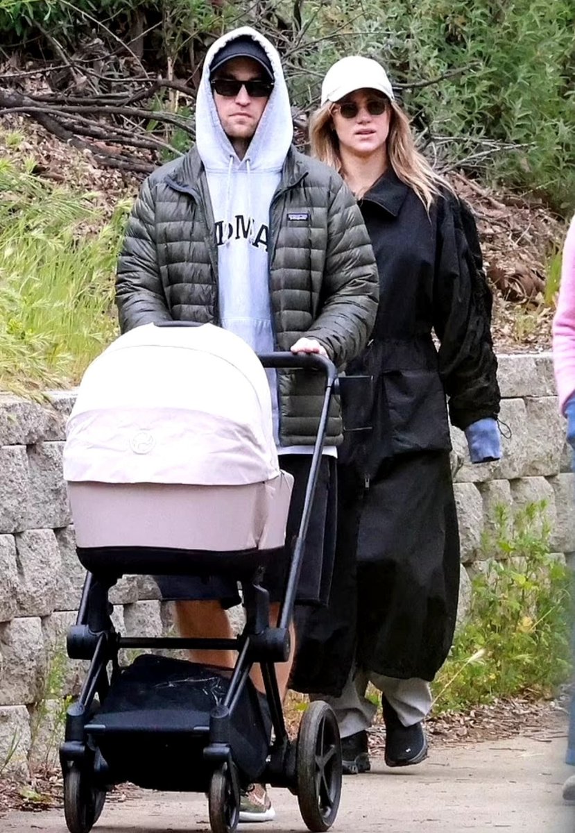 IamRobAddicted's tweet photo. Mom and Dad with Baby P 😍🩷 https://t.co/N1lNF4pViW