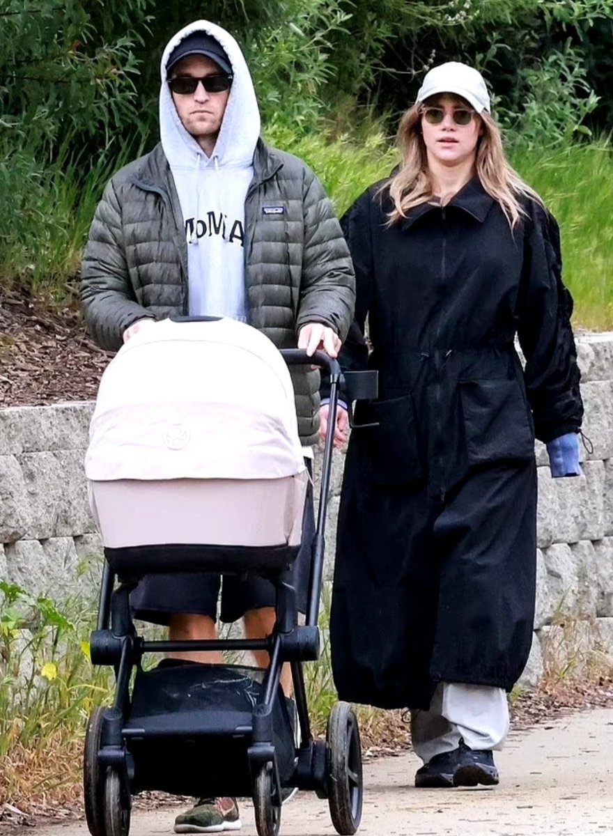 IamRobAddicted's tweet photo. Mom and Dad with Baby P 😍🩷 https://t.co/N1lNF4pViW