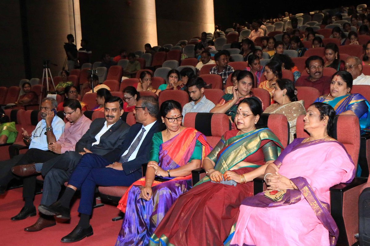 🌟 Mesmerizing Bharatnatyam event organized by @CGJaffna & @uojofficial! Disciple of Guru Kalaimamani Dr. M. S. Sarala graced the stage alongside dance scholars from @uojofficial, captivating around 500 attendees at Jaffna Cultural Center. 
#CulturalDiplomacy 🇮🇳🤝🇱🇰