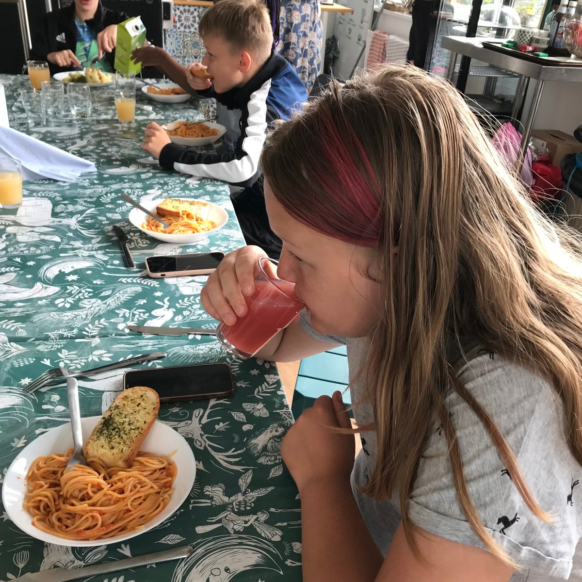 thebankchopwell's tweet photo. We have a few places left on our FREE #EasterHolidayClub for 7 to 12-year-olds. From Mon 8 to Wed 10 Apr, 10am-3pm come &amp; have a go at cooking, growing vegetables, recycling crafts &amp; outdoor activities. Includes a free healthy lunch. To book call 07354452222 or pop into The Bank. https://t.co/qYGUIfFXCh