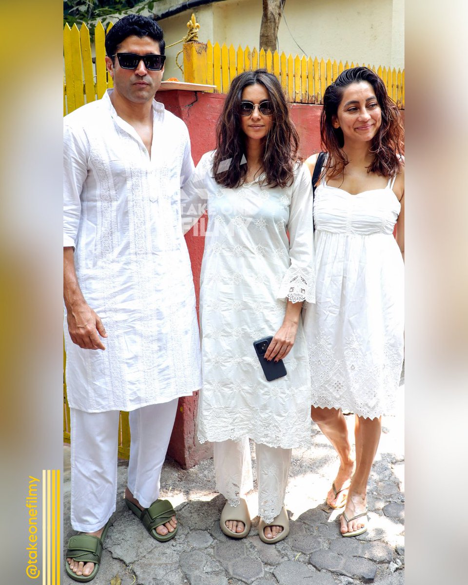 #DiaMirza, #RahulBose, #FarhanAkhtar, #ShibaniDandekar, and #AnushaDandekar, pose for the camera 📸 at #ShabanaAzmi and #JavedAkhtar's Holi bash, 🎨 in Mumbai 📍