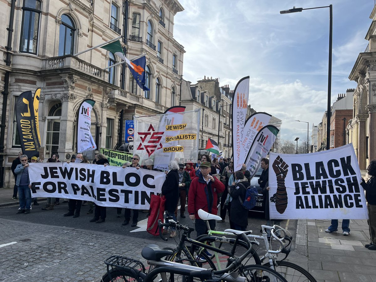 @JewishSocialist @davidjrosenberg @juliabard @BeigalsF @jewssf @BlackJewishA @jewdas @JVoiceLabour The Jewish Bloc at the last march #GazaGenocide