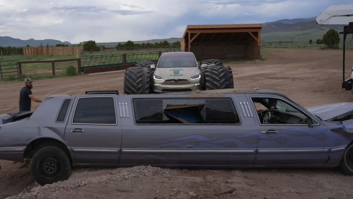 Watch This Nickel-Covered <a href="/Tesla/">Tesla</a> Model X With Monster Tires Run Over A Limo
The Model X's body is covered in 23,000 nickels. How much weirder can it get? buff.ly/3TNH49M