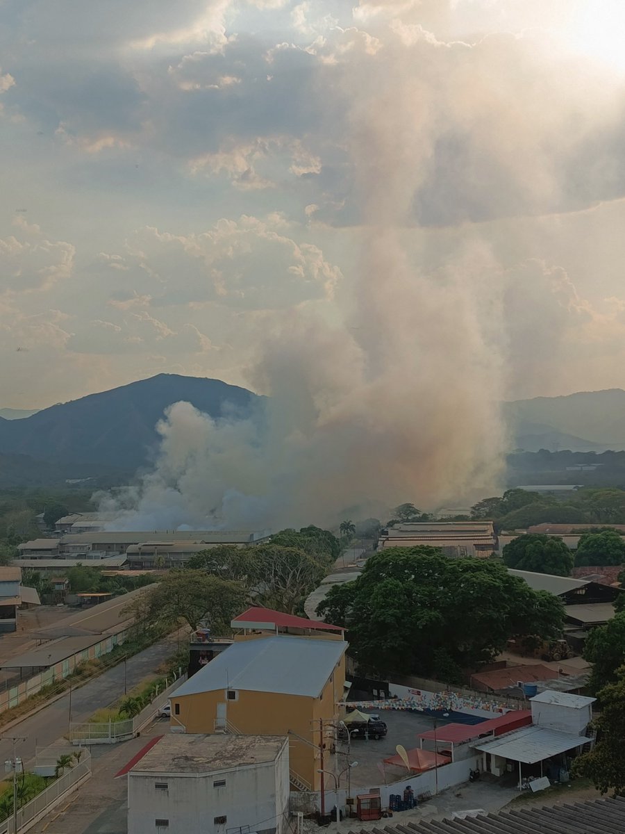 clampache's tweet photo. Cua-Miranda amanece bajo una espesa capa de humo. https://t.co/XGM8FzS9VR