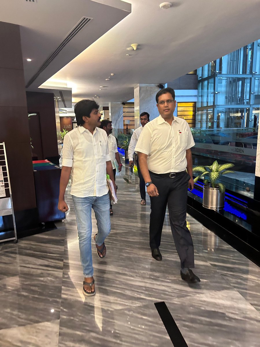 MaduraiSBala's tweet photo. #Charge எடுத்தாச்சு!!

எங்க அண்ணே!
எங்க அண்ணே!
ஆடுக்கு ஆப்பு வைக்கிறதுல
மன்னன் 
@TRBRajaa 
#Coimbatore https://t.co/tpXnpeLZiX