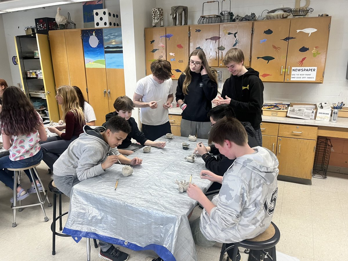 mrhsvpa's tweet photo. MRHS Advanced Ceramics students visited the middle school to assist 6th grade artists with a pottery project yesterday https://t.co/bP9NNw0kjU