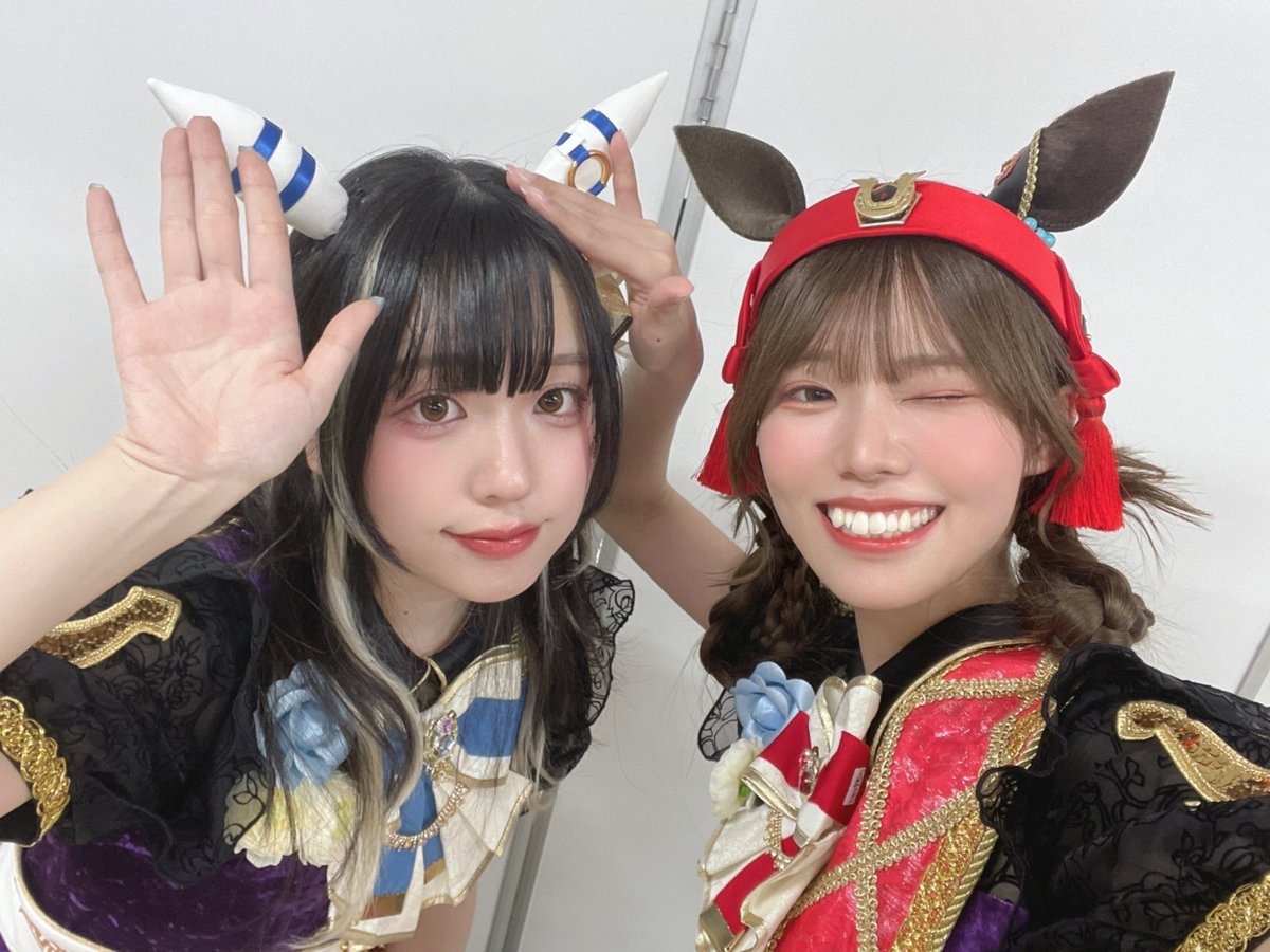 konohiyori's tweet photo. #ウマ娘5th大阪D2
#ウマ娘5thツアー
#なんでやねんウマ娘
思い出の写真を呟かせてください！✨
美里ちゃん、さくちゃんと！💛💙
のびのびとノーリーズンに成れたのも、2人のおかげです！シャドウをプレゼントしたら当日つけてくれて胸いっぱいでした🫶
3色並ぶと信号だね〜！って笑いました😂 https://t.co/cOBraStAHg